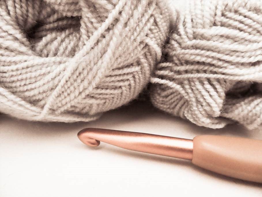 jak zrobić rękaw do swetra na drutach